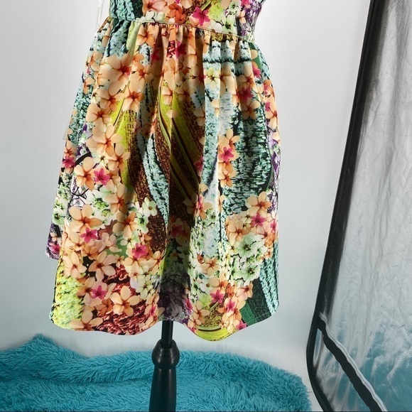 main strip Hawaiian floral cross back deep plunge V-neck dress cross back dress - Picture 4 of 9